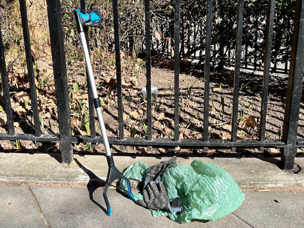 random acts of kindness pick up trash in park